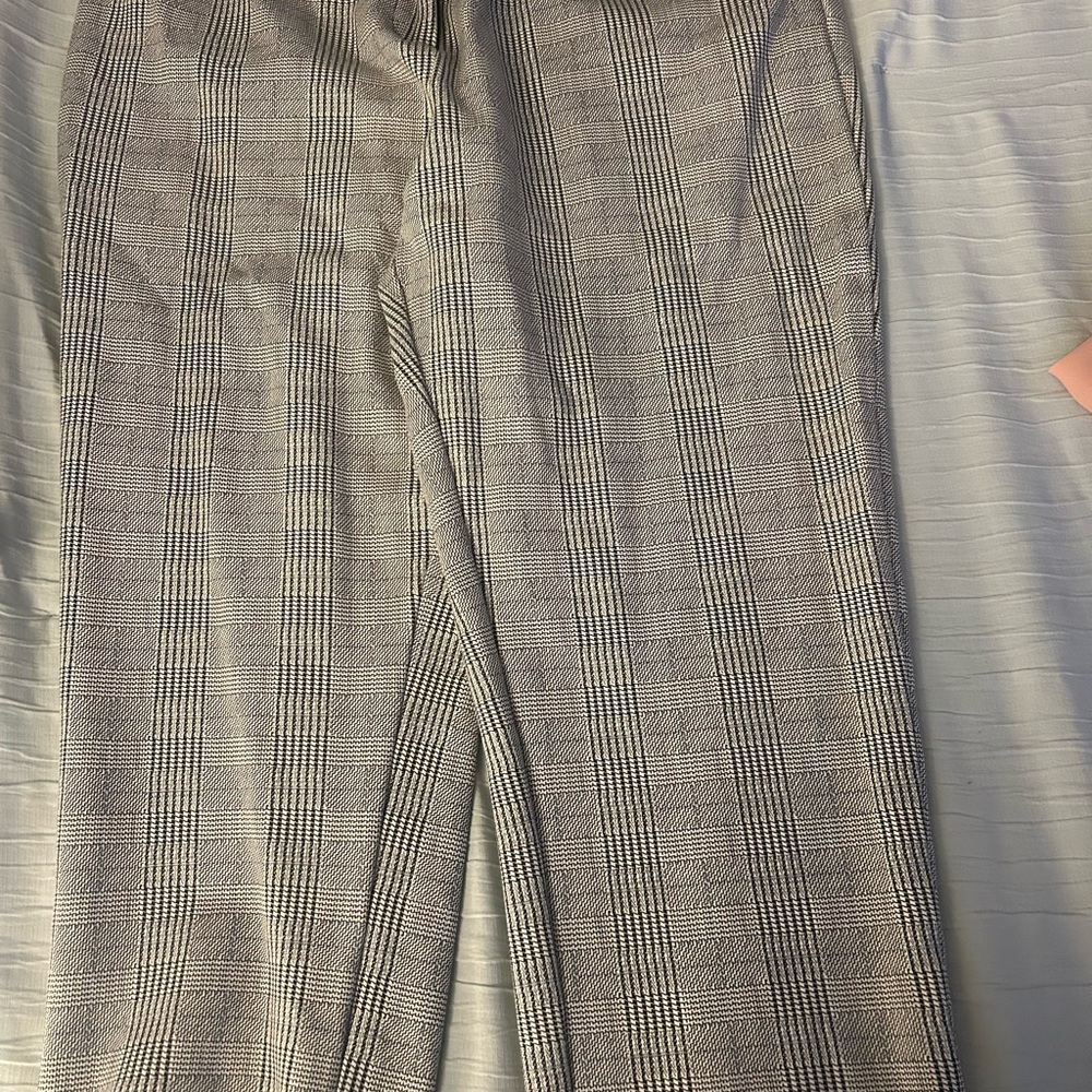 XL- Gently used Amanda & Chelsea Black and White Patterned Pants